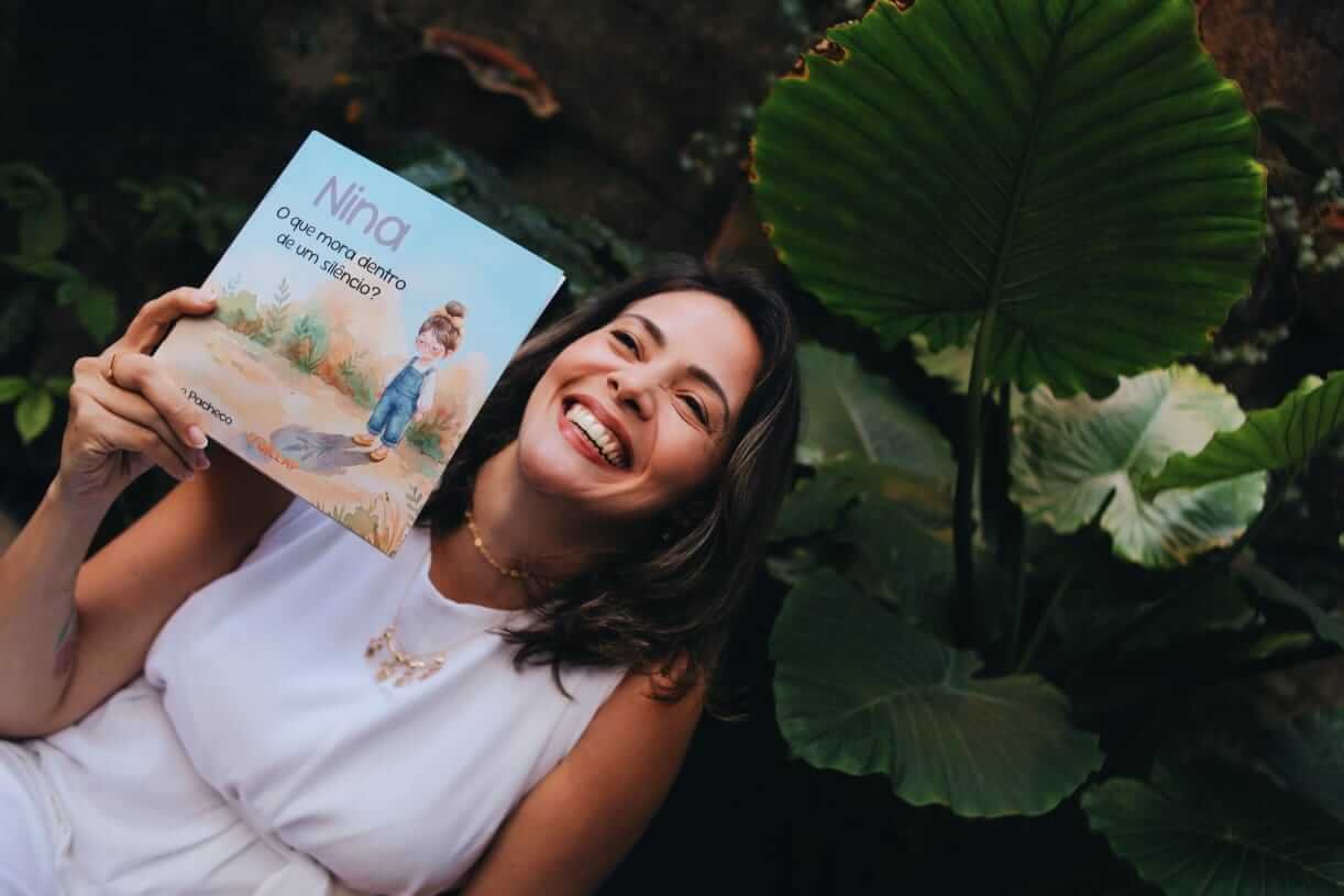 Aline Pacheco, psicoterapeuta em Juiz de Fora, em ambiente acolhedor com natureza